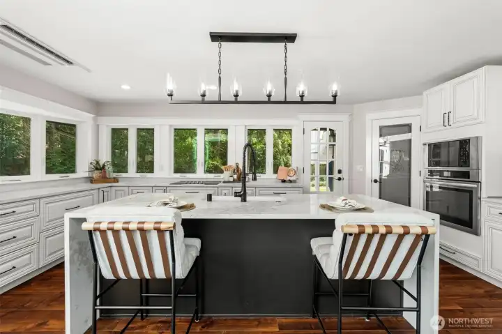 Massive kitchen with update appliances and hidden outlets