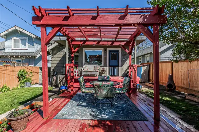 Lovely backyard deck perfect for entertaining!