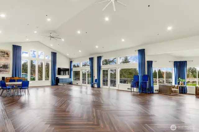 Mainfloor of Clubhouse for Entertaining!
