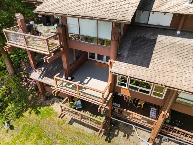 Large partially covered deck!