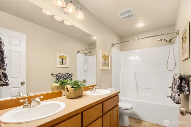 2nd floor full bathroom
