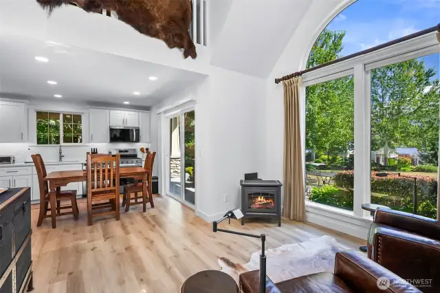 cottage living area with vaulted ceilings