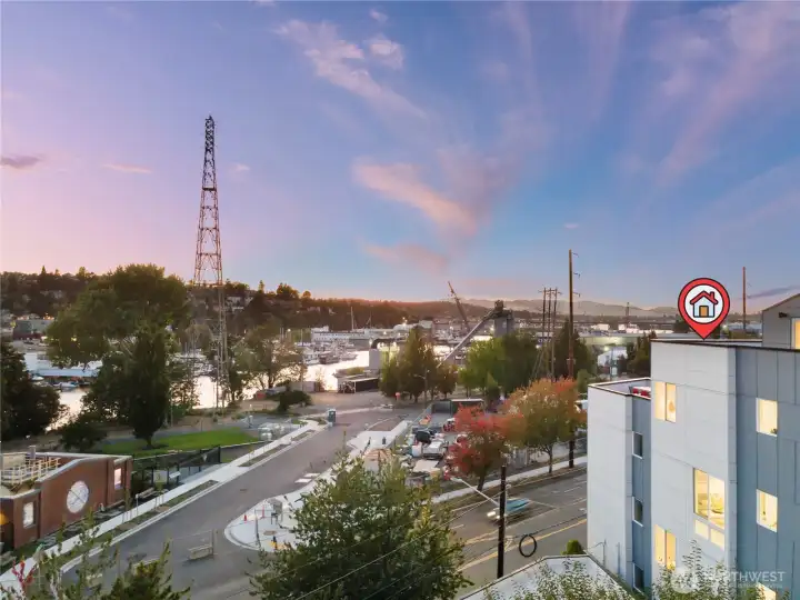Directly across street from Fremont Canal Park & Burke Gilman Trail. Conveniently located steps from Fremont's 36th Street retail core, and a 1-3 min drive from Leary Way's breweries & restaurants
