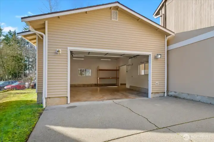 Front entrance to the 1000 sft shop!