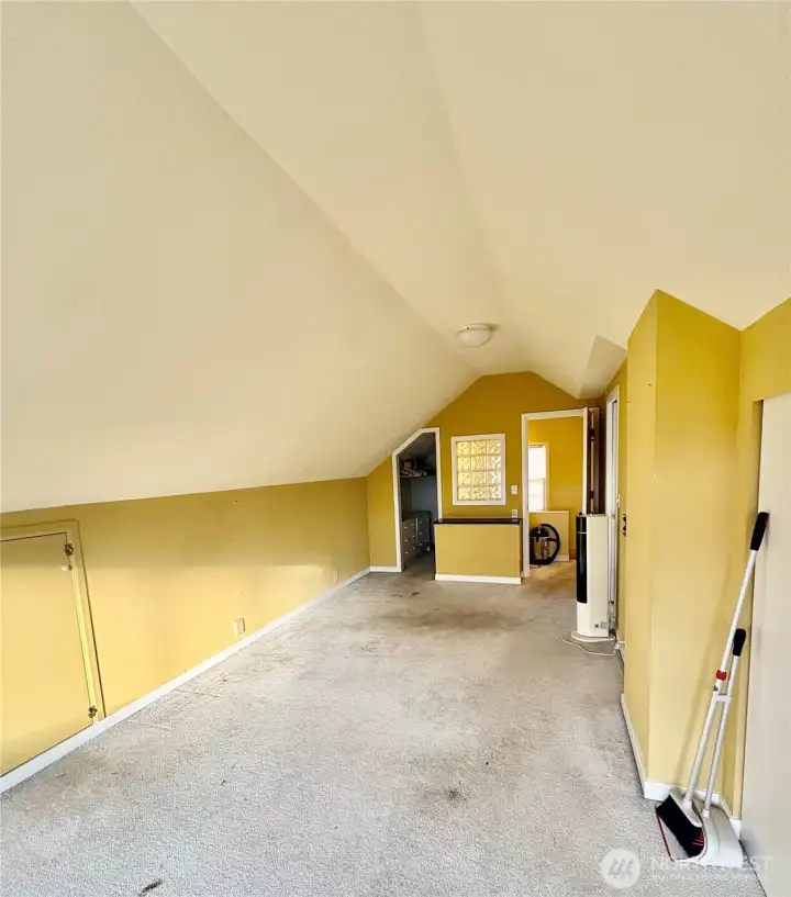 Lots of extra storage thru  the dormer access panels.