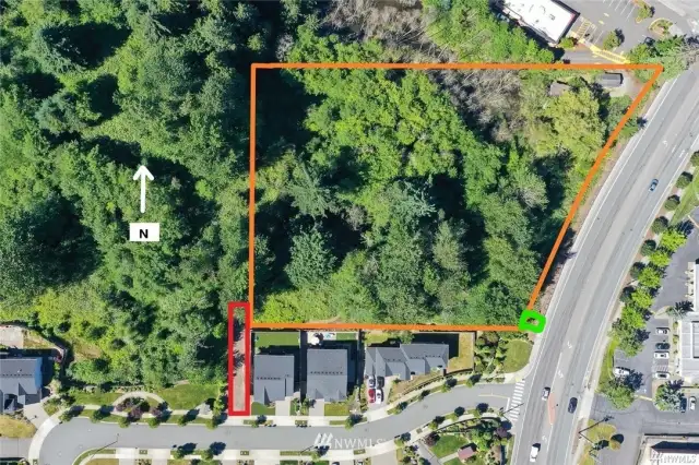 Approximate property lines in Orange, access easement in Red and direct access in green marking.