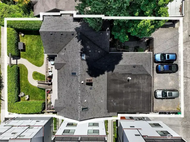 The 5,200 SF building built in 1900 comprises six 1BR/1BA apartments, two studios and a landlord space surrounded by English Laurel Hedge. A rarity in Seattle, the community includes seven off-street alley parking spaces in an area where parking comes at a premium. Tenant amenities range from an on-premises laundry room with newer app-operated washers and dryers, delivery area for packages, secured mailboxes, multiple bicycle storage areas, elevated semi-private decks and formal grounds.