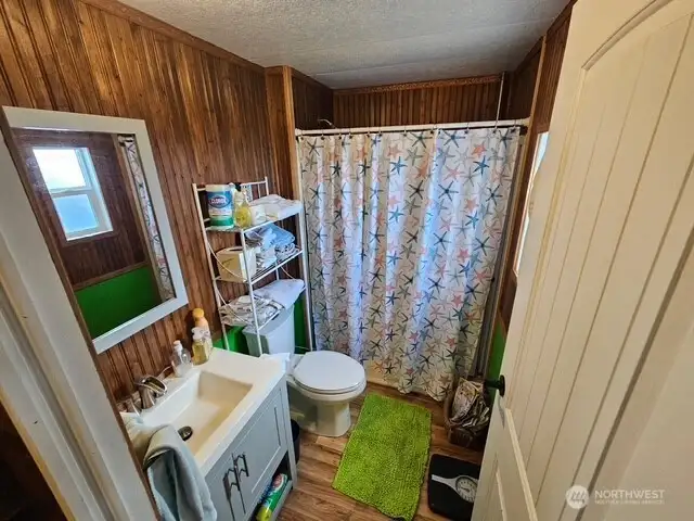 Family bathroom off the hall.