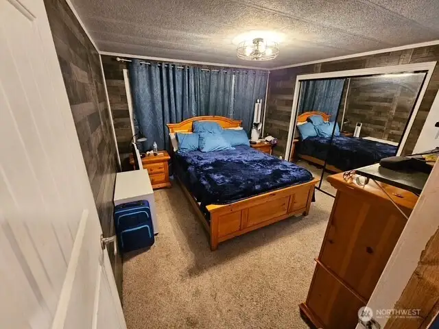 Main bedroom with en-suite bathroom.