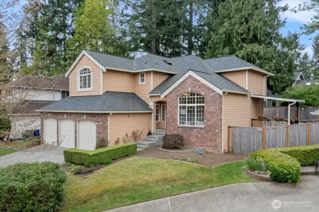 Welcome home to this fabulous location close to Microsoft & Grass Lawn Park