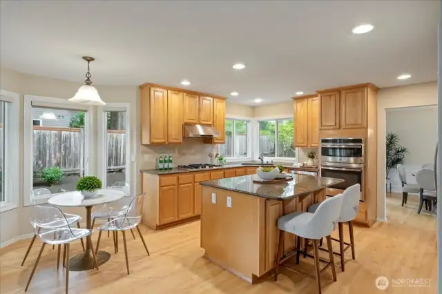 Lots of flexibility with seating at both the island and an breakfast nook