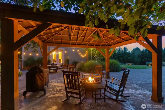 This is a fun spot to entertain, or enjoy a glass of wine at the end of the day, year 'round