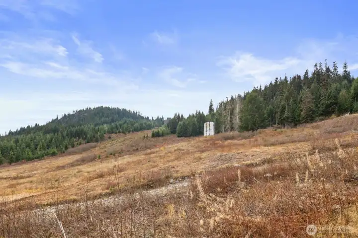 In summer, this transforms into a four-season playground. Step onto mountain-bike trails and hiking paths. Outdoor enthusiasts—this is your dream location.