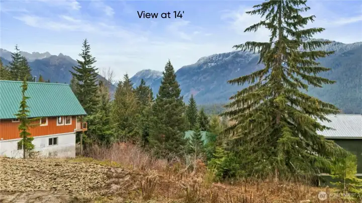 At fourteen feet, even ground level connects you directly to the mountains. It’s the kind of view you usually only find from upper floors—here, it greets you the moment you arrive.