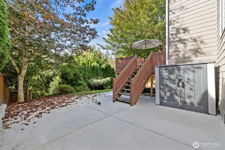 Additional patio space with stairs to and from the deck