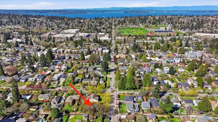 Highpoint Neighborhood - Close to Westwood Village, West Seattle amenities, and situated between downtown Seattle & Sea tac airport! Great Located in a character filled, walkable neighborhood, yet just a short drive or light rail ride away from everything Seattle has to offer