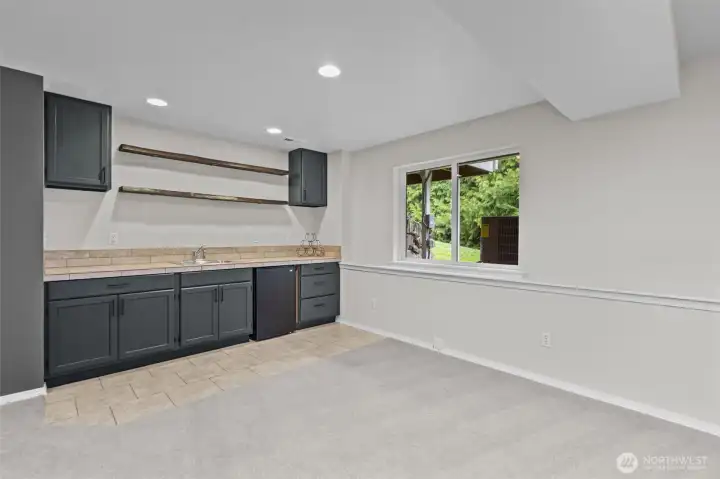 Built-in bar area ideal for entertaining.