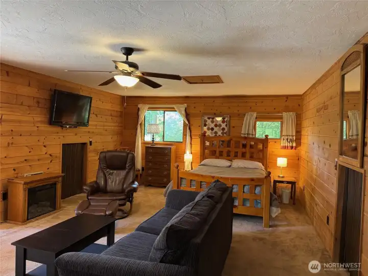 Upstairs studio apartment over the wokshop. Cozy and practical. (Approx 765 sf)
