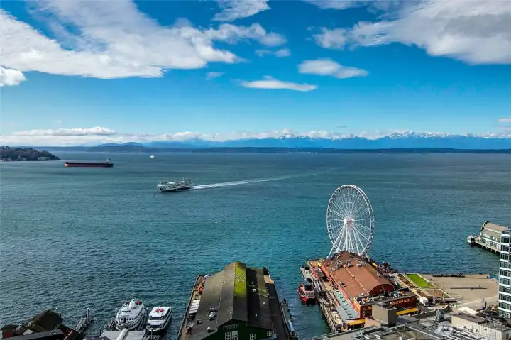 Elliott Bay stretches westward where ferries trace their daily crossings toward Bainbridge and Bremerton beneath an open maritime horizon. Elliott Bay stretches westward where ferries trace their daily crossings toward Bainbridge and Bremerton beneath an open maritime horizon.