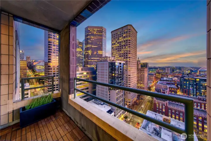 Framed by the architecture of downtown, the terrace offers a protected vantage from the penthouse across Seattle’s layered skyline. Framed by the architecture of downtown, the terrace offers a protected vantage from the penthouse across Seattle’s layered skyline.