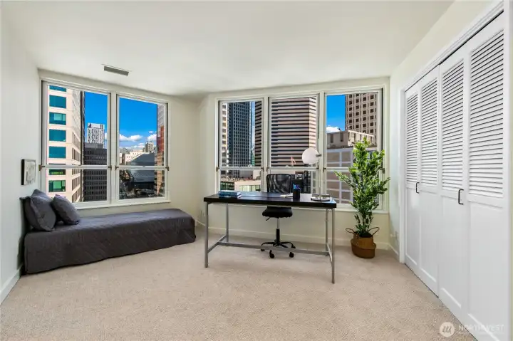 Flexible secondary space functions equally well as office, guest room or creative studio. Flexible secondary space functions equally well as office, guest room or creative studio.
