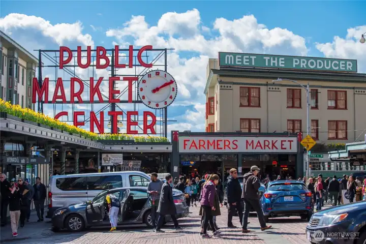 Pike Place Market sits only moments away, connecting the penthouse to one of Seattle’s most enduring public spaces. Pike Place Market sits only moments away, connecting the penthouse to one of Seattle’s most enduring public spaces.
