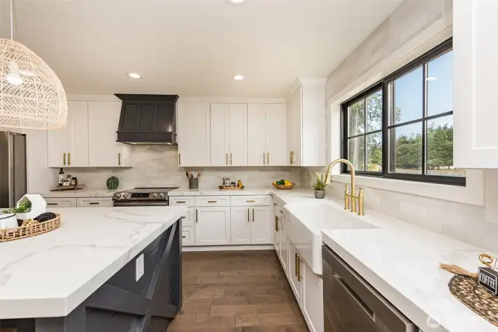 KITCHEN WITH WINDOW FACING SIDE YARD