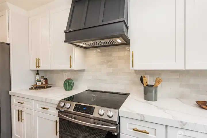 KITCHEN WITH SLIDE IN RANGE AND CUSTOM HOOD