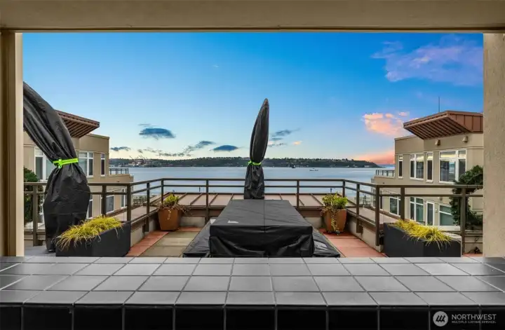 Rooftop Deck -Great for hosting summer sunset parties