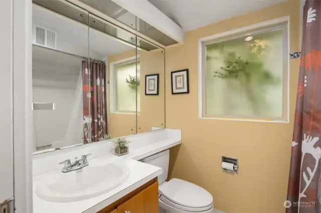 Bathroom on the main with tub/shower.