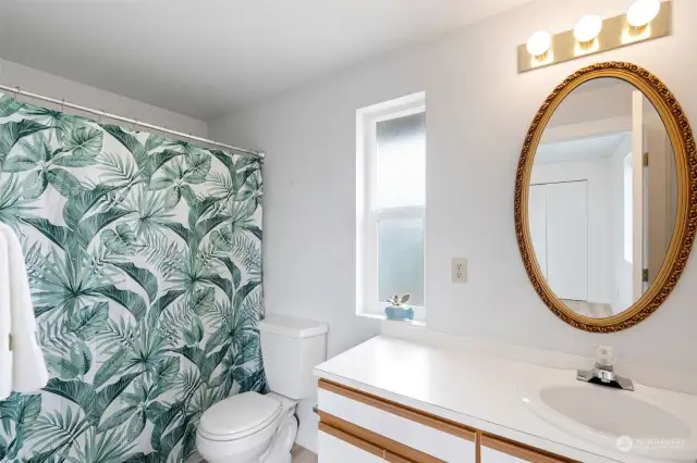 Apartment - full bath with tub-shower surround