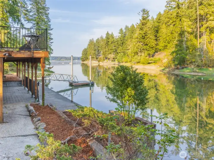 Nice low bank with 180 ft of waterfront on Case inlet. Launch your kayak, paddle board or boat at high tide from your floating platform