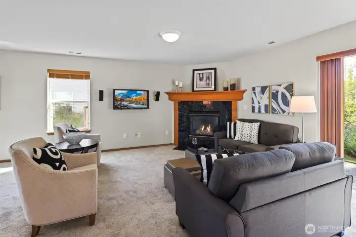 Cosy around the fireplace!
