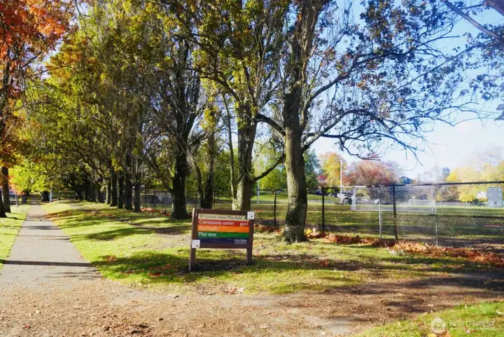 ust a short walk to West Queen Anne Playfield — featuring ballfields, playgrounds, and a community center with pool — perfect for recreation right outside your door.