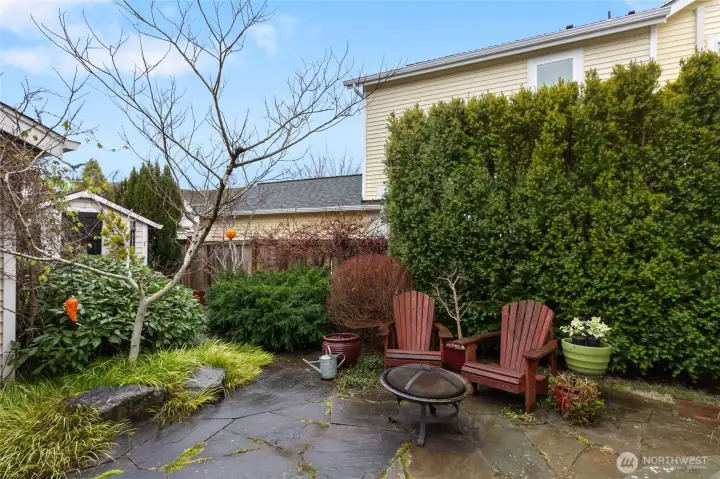 Showcasing natural Northwest plantings for year round enjoyment.