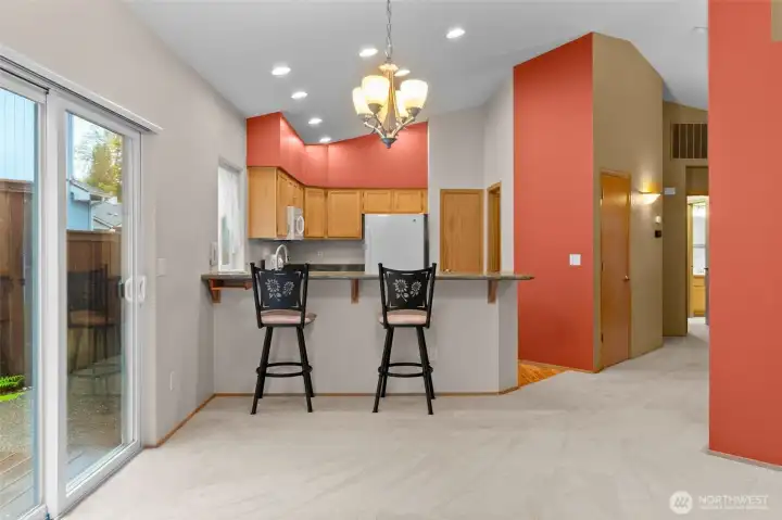 Dining area & eating bar.