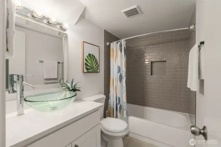 Shared bathroom between 3rd and 4th bedroom