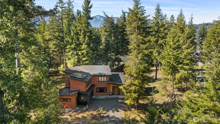 Discover your private retreat within Suncadia, featuring a stylish blend of contemporary architecture in a mountain setting, promising an exceptional way of life.