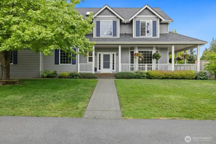 Beautiful curb appeal outside and GORGEOUS inside! Beautiful curb appeal outside and GORGEOUS inside!