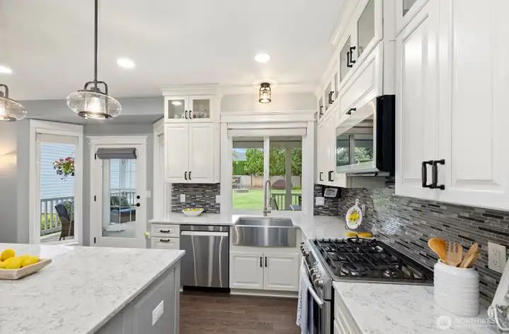 Beautiful kitchen is perfect for entertaining or private enjoyment! Beautiful kitchen is perfect for entertaining or private enjoyment!