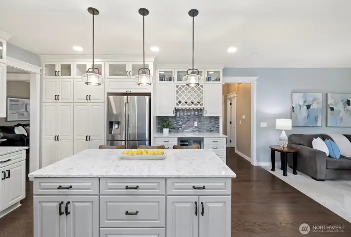 Ample storage, clean, fresh look! Ample storage, clean, fresh look!