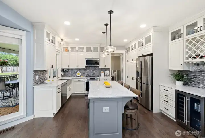 Meticulous remodel with designer touches! Meticulous remodel with designer touches!