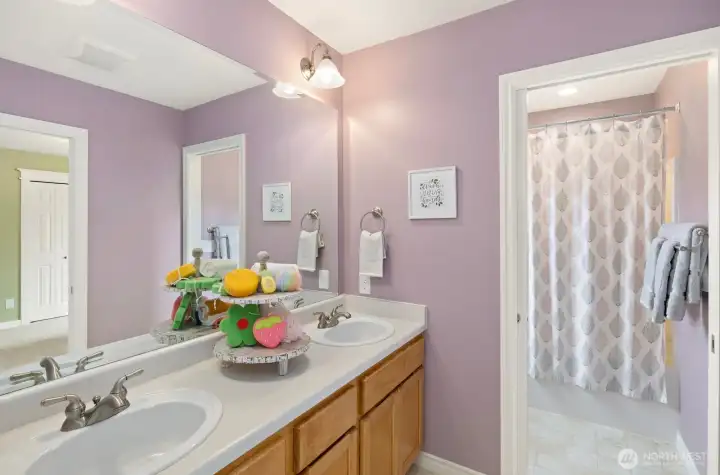 Jack and Jill bathroom with private access from both bedrooms! Jack and Jill bathroom with private access from both bedrooms!
