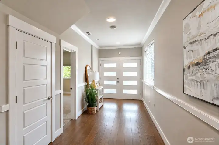 Welcoming entry foyer with hardwood floors and plenty of natural light. Welcoming entry foyer with hardwood floors and plenty of natural light.