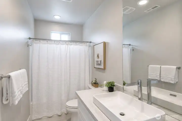 Full bathroom adjacent to the extra bedroom or office. Full bathroom adjacent to the extra bedroom or office.