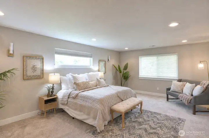 Large windows for great natural lighting. Large windows for great natural lighting.