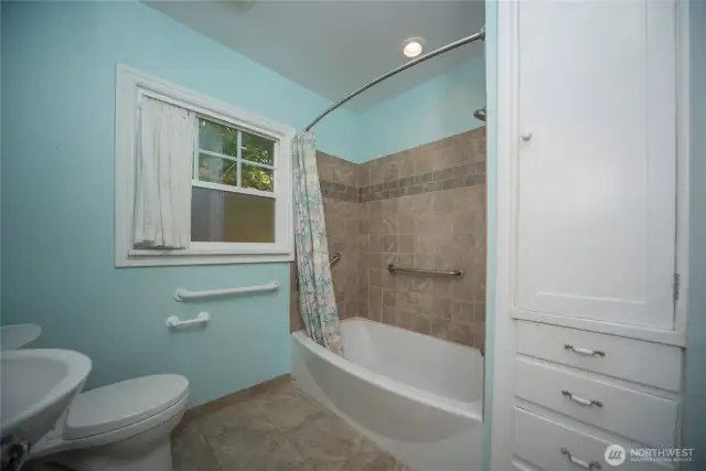 Main level full bath