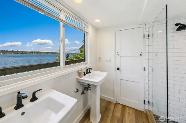 Ensuite bath connected to Annex room