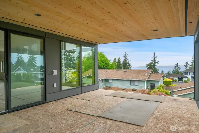 Huge covered deck with view on the main floor, perfect for entertaining.