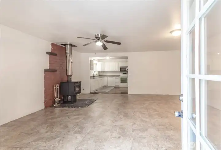 Enter to spacious livingroom.
